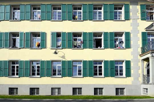 Wohnhaus mit vielen Fenstern